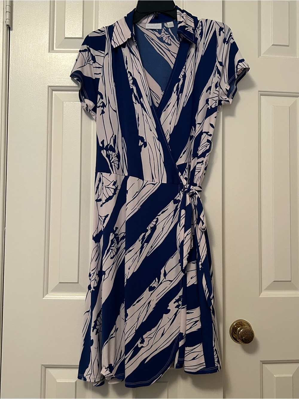 New York and Company Blue White Pattern Short Sleeve Faux Wrap Dress Size Large